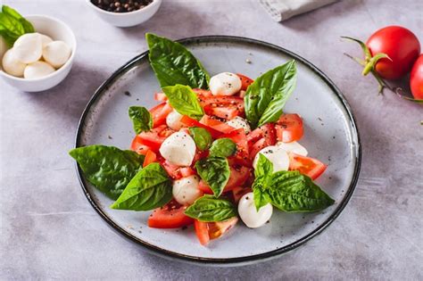 plato de ensalada caprese con tomate y albahaca