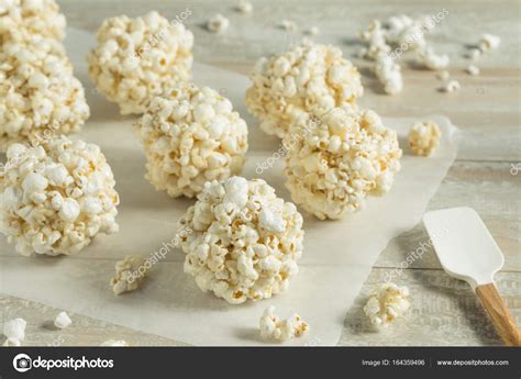 Bolas de palomitas listas para cubrirse de chocolate