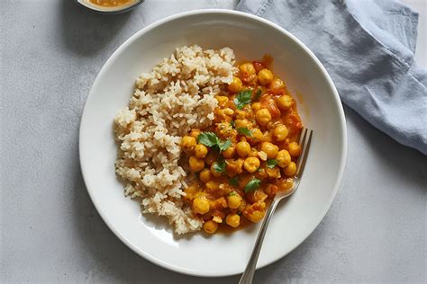 Plato de curry de garbanzos con arroz