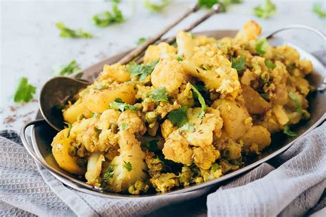 Variedad de platos con coliflor