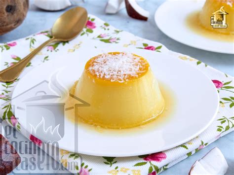 Flan de coco decorado con rodajas de kiwi fresco
