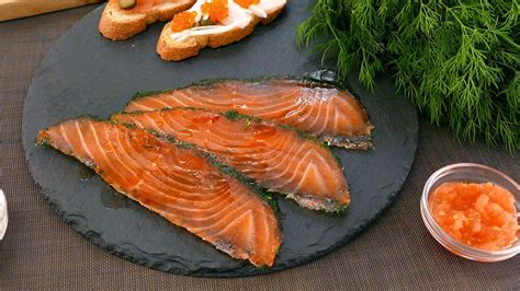 Rosas de salmón marinado en tostas