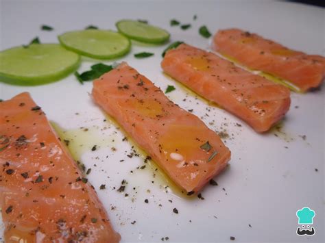 Variedad de platos con salmón marinado
