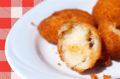 Croqueta con doble rebozado y corte transversal mostrando su interior cremoso