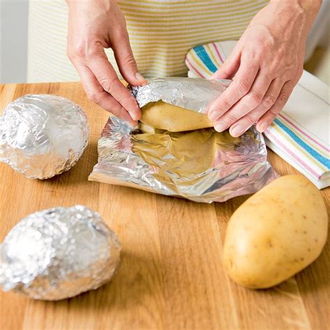 Paquete de papas en papel de aluminio en la parrilla