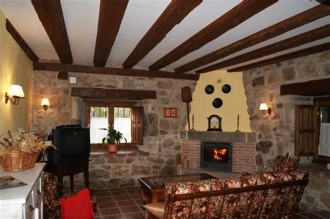 Interior acogedor de una casa rural con chimenea y mobiliario tradicional