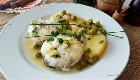Merluza hervida con guisantes y patatas