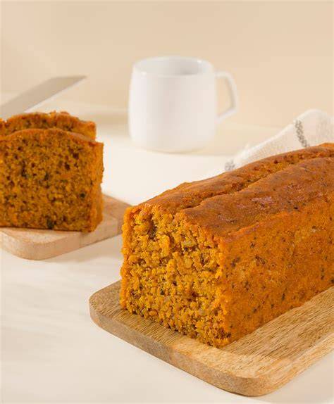 Bizcocho de zanahoria estilo plum cake recién horneado