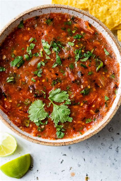 Salsa roja fresca servida en un tazón junto a unas arepas calientes