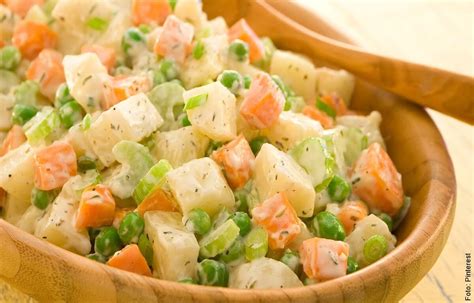 Ingredientes frescos para una ensalada rusa tradicional
