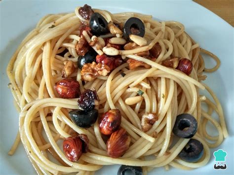 Ingredientes para espaguetis con frutos secos