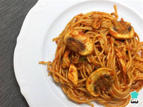 Espaguetis con salsa y nueces picadas