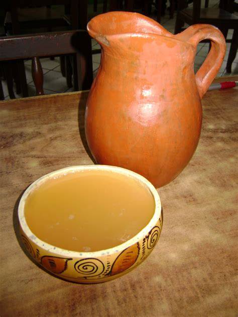 Recipientes de barro tradicionales con chicha de jora