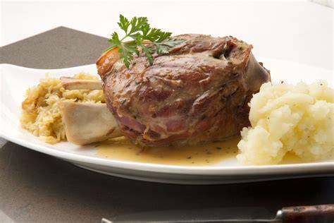 Codillo de cerdo asado con chucrut y puré de patatas