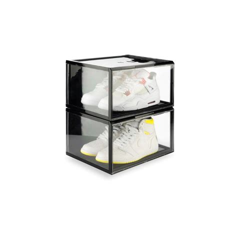 Cajas Crep Protect apiladas con zapatillas