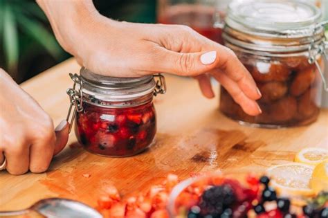 Tarros de frutas fermentadas con etiquetas