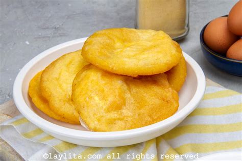 Ingredientes básicos para arepas de huevo: harina de maíz, huevos, sal, agua