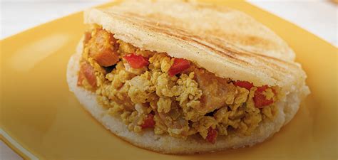 Arepa de huevo con relleno de carne molida
