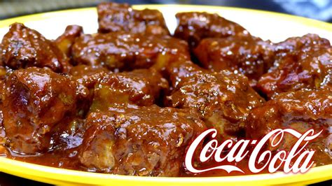 Costillas de cerdo adobadas con Coca Cola en bandeja refractaria