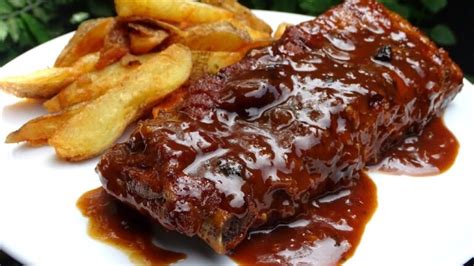 Plato de costillas laqueadas con Coca Cola y guarnición