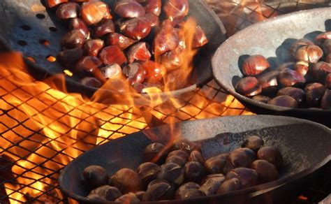 Castañas asadas en una chimenea