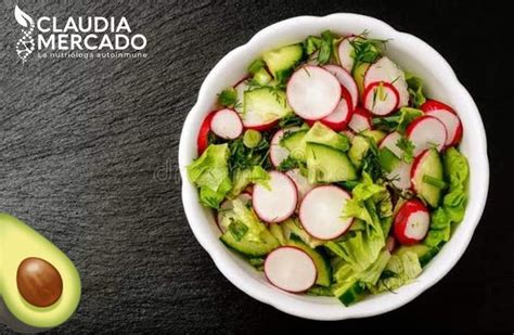 Ingredientes frescos para ensalada de rábano y aguacate