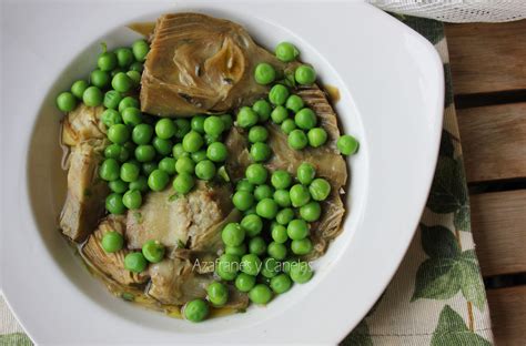 Alcachofas y guisantes frescos