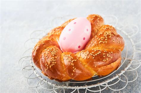 Mona de Pascua tradicional con huevos cocidos