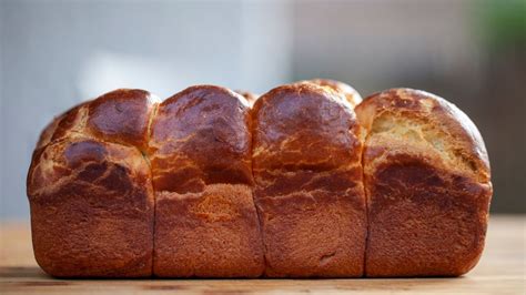 Pan brioche recién horneado y cortado en rebanadas