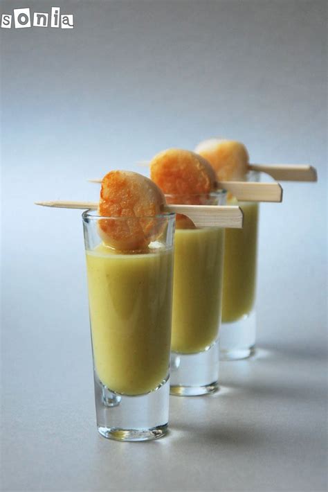 Chupito de crema de lentejas presentado en vaso pequeño