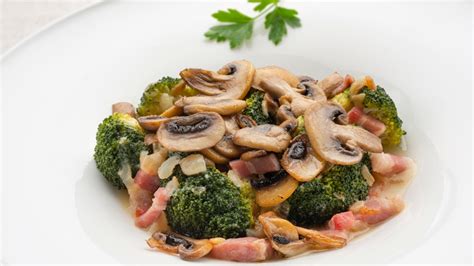 Brócoli, champiñones y gambas frescos