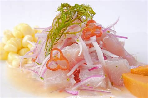 Plato de cebiche peruano con boniato