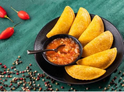 Plato de empanadas colombianas doradas recién fritas