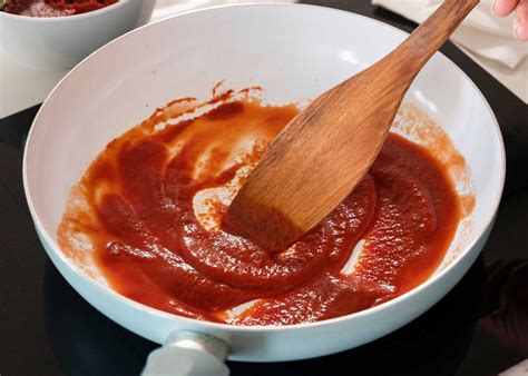 Salsa Bovril en preparación, espesando en la sartén