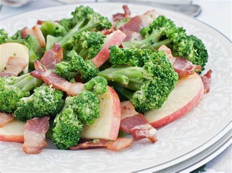 Ensalada de brócoli con bacon y manzana