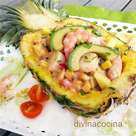 piña rellena de marisco servida en plato elegante