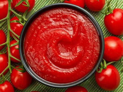 Salsa de tomate casera en un plato