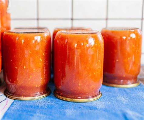 Tarros de cristal con salsa de tomate casera