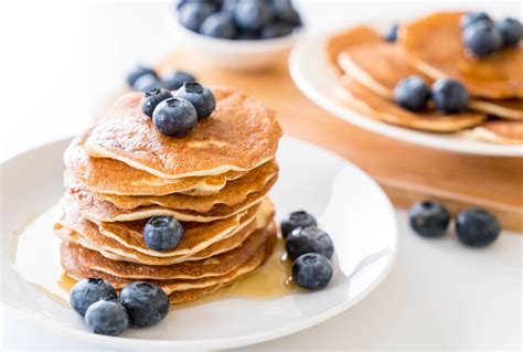 Tortitas caseras con frutas y sirope