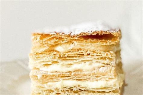 Milhojas con capas crujientes de hojaldre y crema pastelera