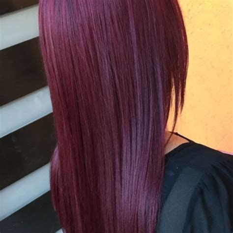 Celebridades luciendo prendas color berenjena