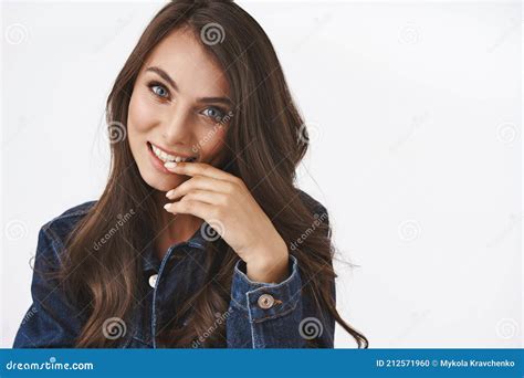 Persona coqueteando y generando expectación