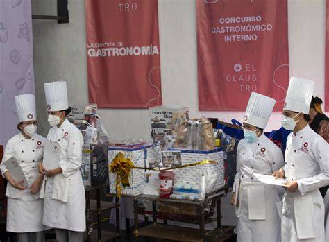 Proceso de evaluación de cachopos en un concurso gastronómico
