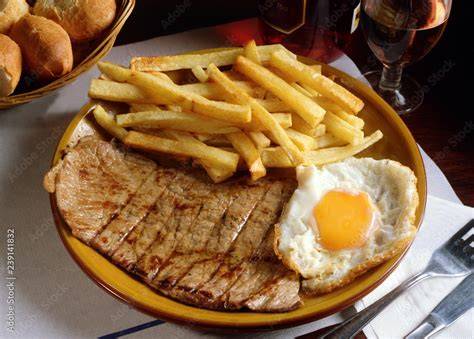 Plato de Belisario Rellenito con papas fritas y vino