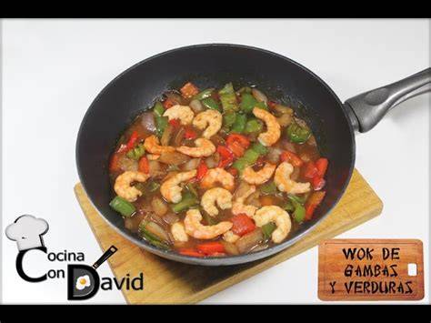 Relleno de gambas y verduras en la sartén