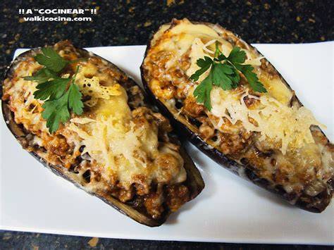 Berenjenas rellenas listas para hornear con queso por encima