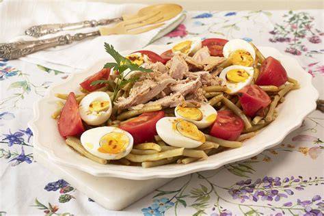 Ensalada de judías amarillas con ajada, huevo y bonito
