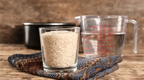 Infografía mostrando la proporción ideal de 2 tazas de agua por 1 de arroz