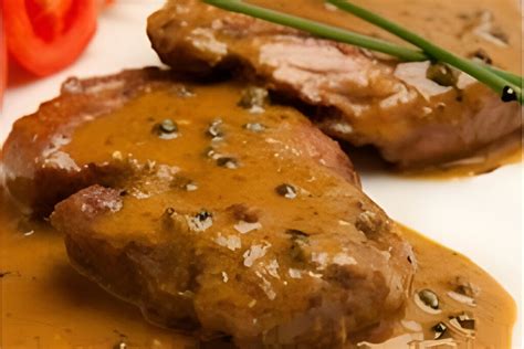 Plato de lomo a la pimienta con salsa cremosa