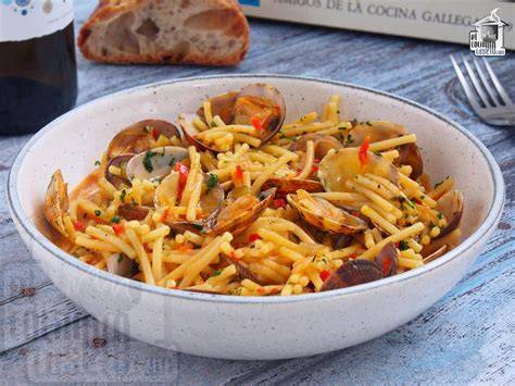 Plato de fideos con almejas y patatas